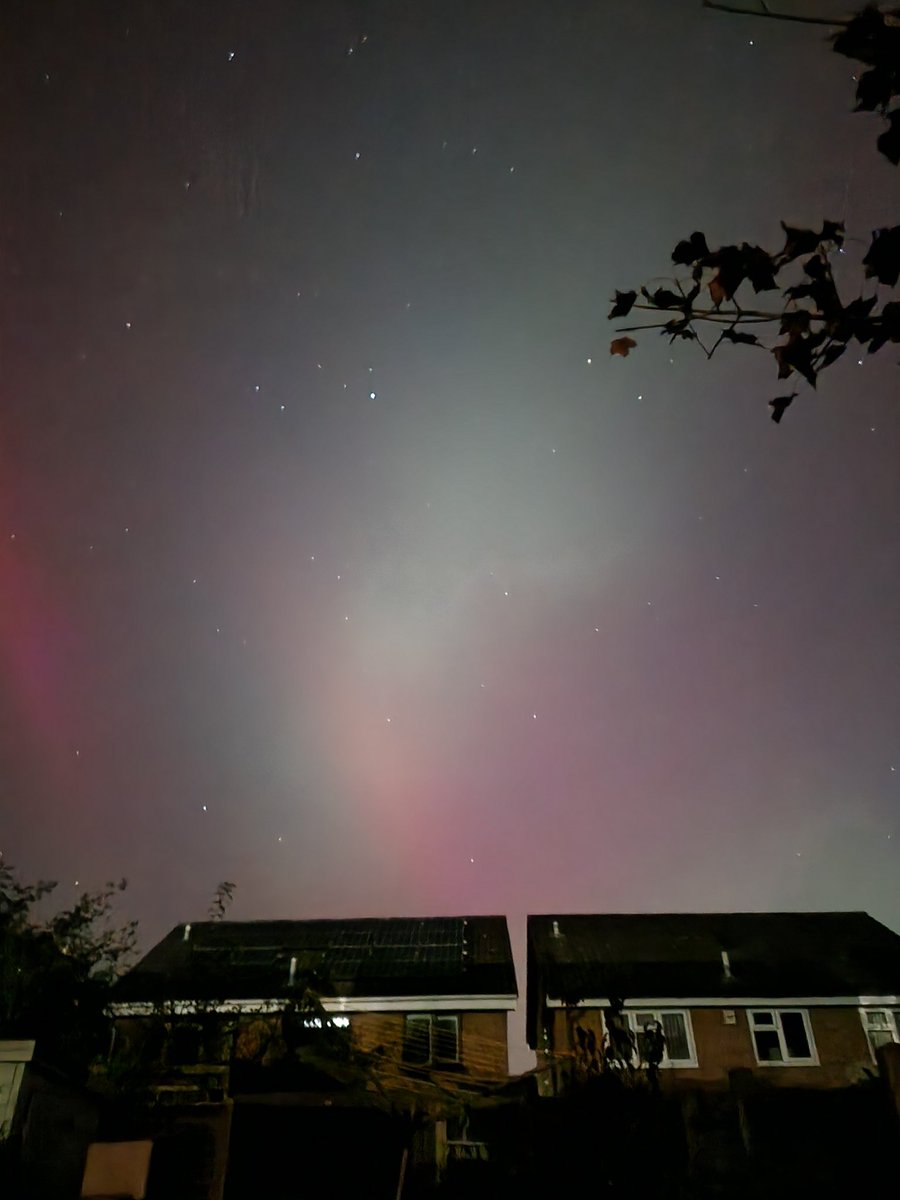 GokouD's tweet photo. @mars_stu Amazing, wish I'd has the stamina to stay up really late, I did see it very clearly from Shropshire though. It seemed a lot more colourful to the naked eye than the display in May! https://t.co/GqDXXxfL3g