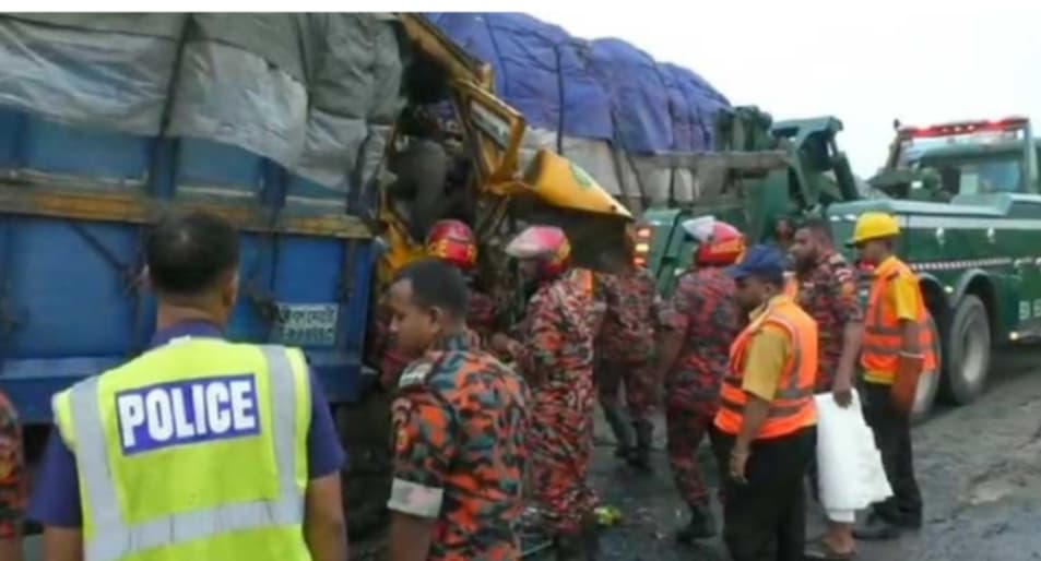 টাঙ্গাইলে ট্রাক-কাভার্ডভ্যানের মুখোমুখি সংঘর্ষে নিহত ২