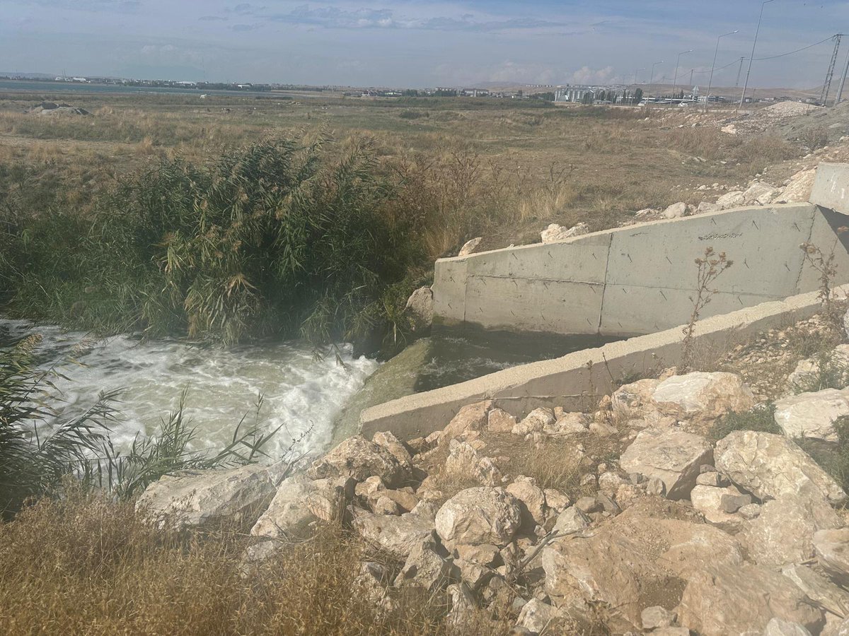 csbgovtr's tweet photo. Bakanlığımız İl Müdürlüğü ekipleri tarafından, Van Büyükşehir Belediyesi Su ve Kanalizasyon İdaresi Merkez Atıksu Arıtma Tesisi’ne ait deşarj noktasında gerçekleştirilen denetim sonucunda Van Gölü’ne kaçak deşarj yapıldığı tespit edilmiştir.

İlgili Çevre Kanunu'na istinaden Van Su ve Kanalizasyon İdaresi Genel Müdürlüğü’ne 1 milyon 161 bin 568 TL idari para cezası uygulanmıştır.

Kamuoyuna saygıyla duyurulur.