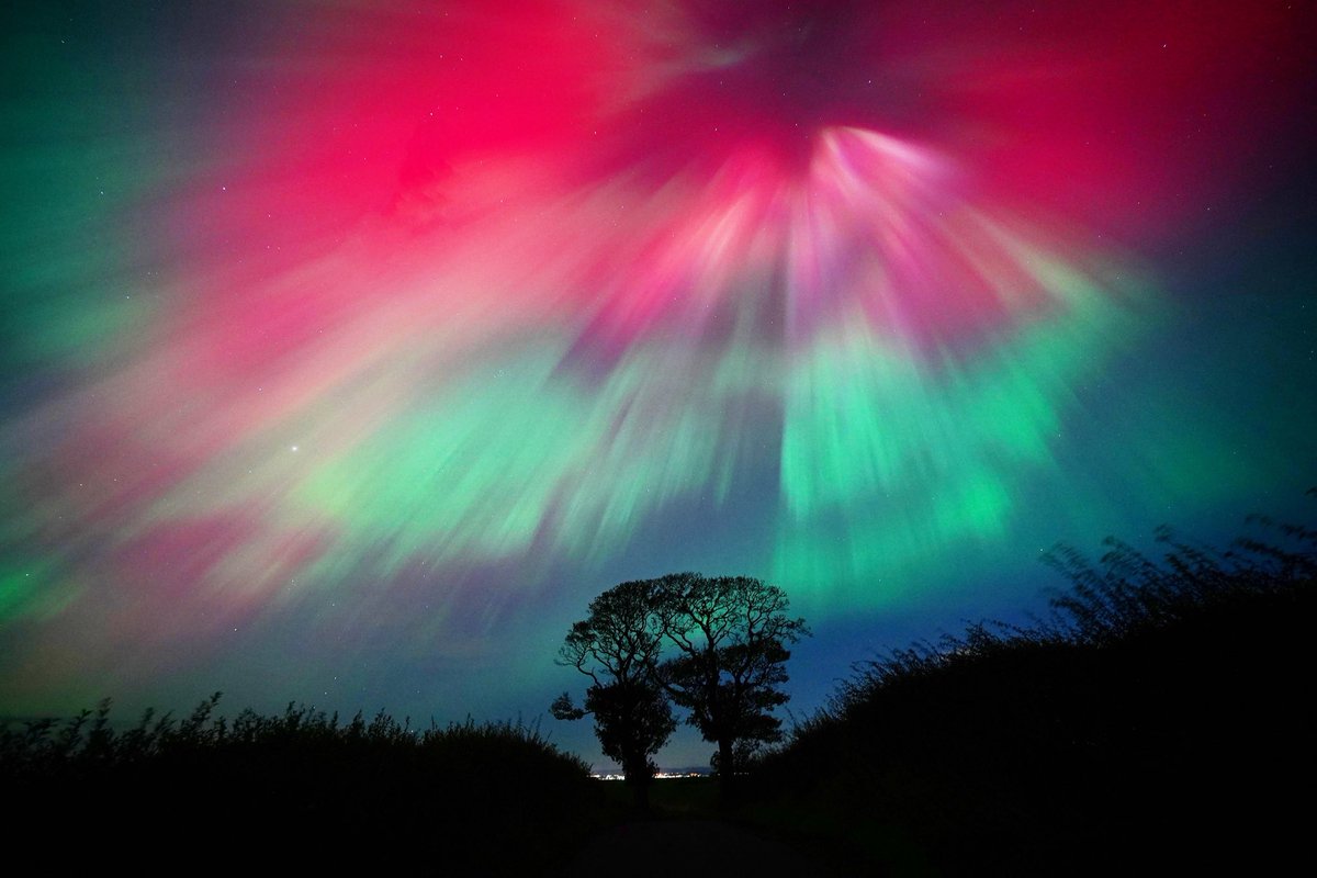 Incredible! The Northern Lights, also known as the aurora borealis, in the skies above The Kissing Trees near Kinghorn in Fife

#aurora #northernlights #auroraborealis #spaceweather #kissingtrees #trees #autumn #kinghorn #fife #Scotland