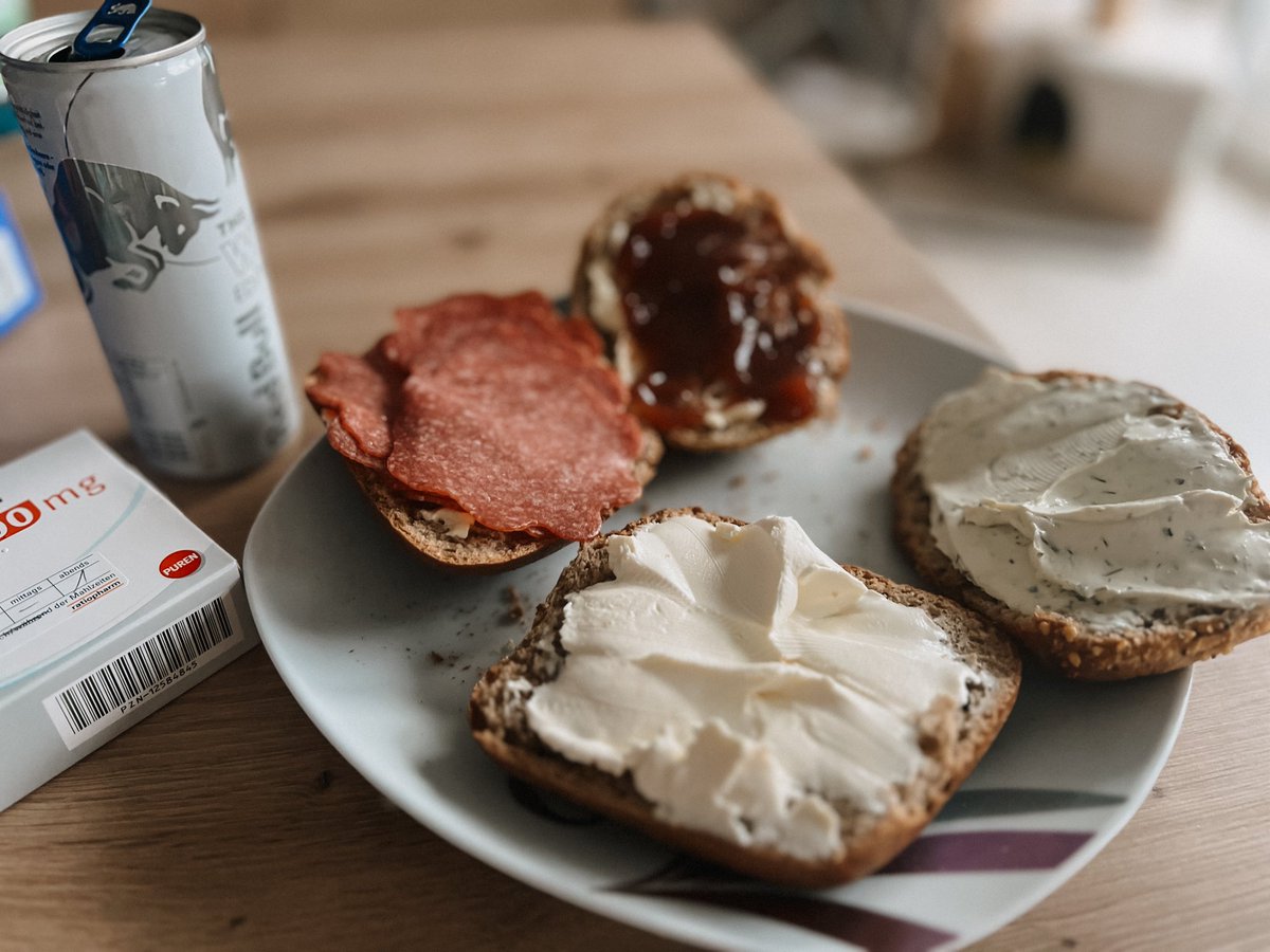 Angina.
Keine Milch 2h rund in Antibiotika also kein Latte Macchiato. Aufstrich ist ok.