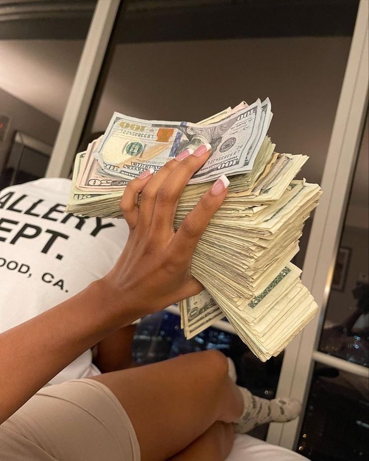 Diorgirlx's tweet photo. don’t marry rich, be rich 💸 https://t.co/NLWlsDJsVP