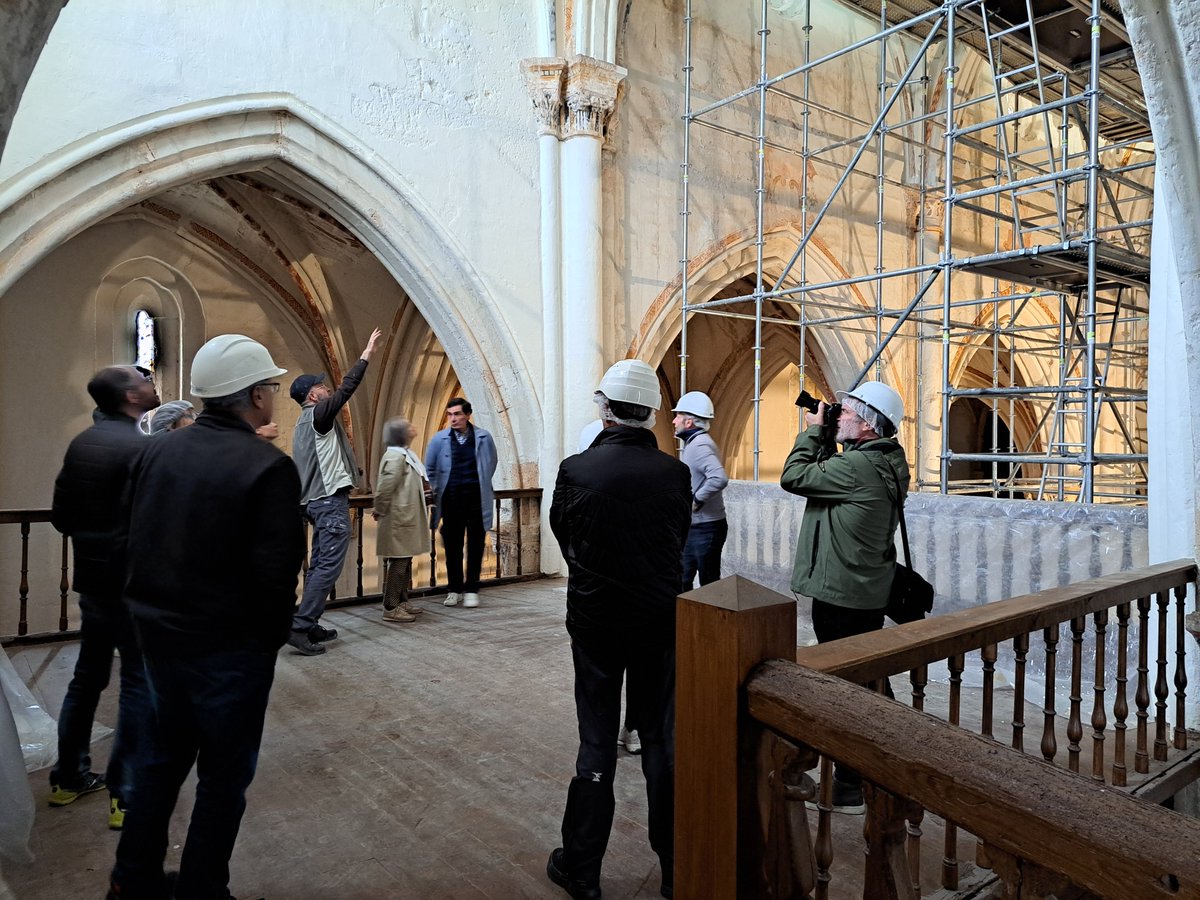 A pesar del tiempo tan desapacible, no faltaron personas interesadas en conocer de la mano del equipo de #BateaRestauraciones los pormenores de su intervención en los paramentos de la nave central de la #Catedraldelpáramo a cargo de la <a href="/jcyl/">Junta de Castilla y León</a>. Nuestro agradecimiento a todos ellos.