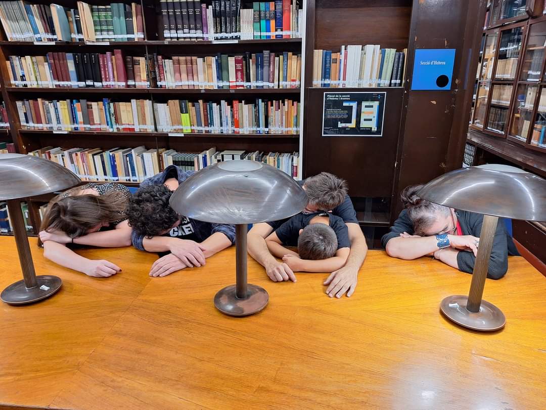 David Vivancos es un cazador de sueños. Escribe enormes micros, captura dormidos profundos. 

Y esto sucedió, y esto fotografió, en su biblioteca el lunes: editores, niño, autor y microrrelatista con cuchillos por pendientes (¿será Rosa Martínez?) abrazando el otro lado. Que nos