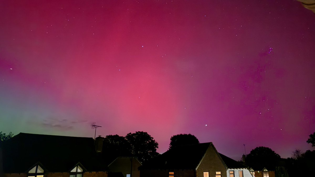 Someone seemed to set fire to the sky last night 😍 #northernlights #AuroraBorealis