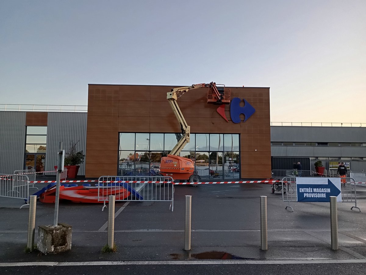 FilouxBrun3165's tweet photo. @Dauvers70 trouvera les mots justes et piquants pour ce changement d'enseigne à Courrières (62).
CORAFOUR... https://t.co/MJ9wJ038hu