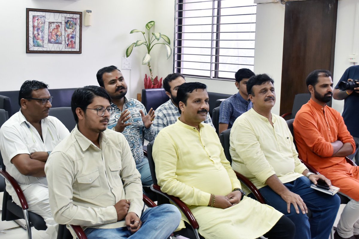 Infoamreligog's tweet photo. વિકાસ સપ્તાહ
-
અમરેલી જિલ્લા કલેક્ટરશ્રી અજય દહિયાના 
અધ્યક્ષ સ્થાને સોશિયલ મીડિયા ઇન્ફ્લુએન્સર્સ મીટ યોજાઈ
-
અમરેલી અને રાજ્યના ૨૩ વર્ષની વિકાસયાત્રા અંગે જિલ્લાના 
સોશિયલ મીડિયા ચેમ્પિયન્સ સાથે સંવાદ કરતા જિલ્લા કલેક્ટરશ્રી 
#VikasSaptah
#23YearsOfGoodGovernance https://t.co/ldxQWweZuw