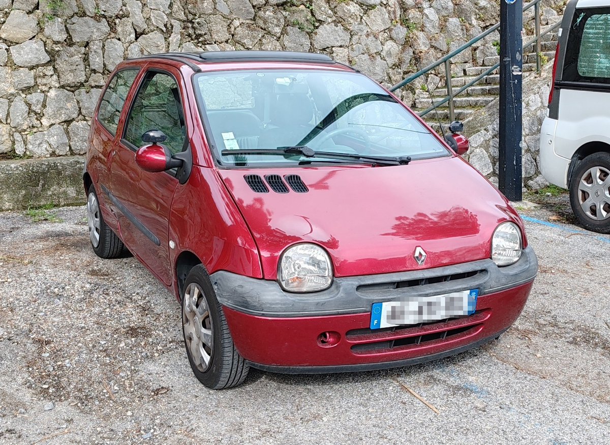 J'ai besoin de vos avis d'expert !
Depuis que j'ai fait le plein de 95-E10 à carrefour, la Twingo a du mal à démarrer, on peut tourner 3/4/5 fois la clé, ça tourne mais ça démarre pas. Puis la 6e fois, ça démarre au quart. 
Une idée ?