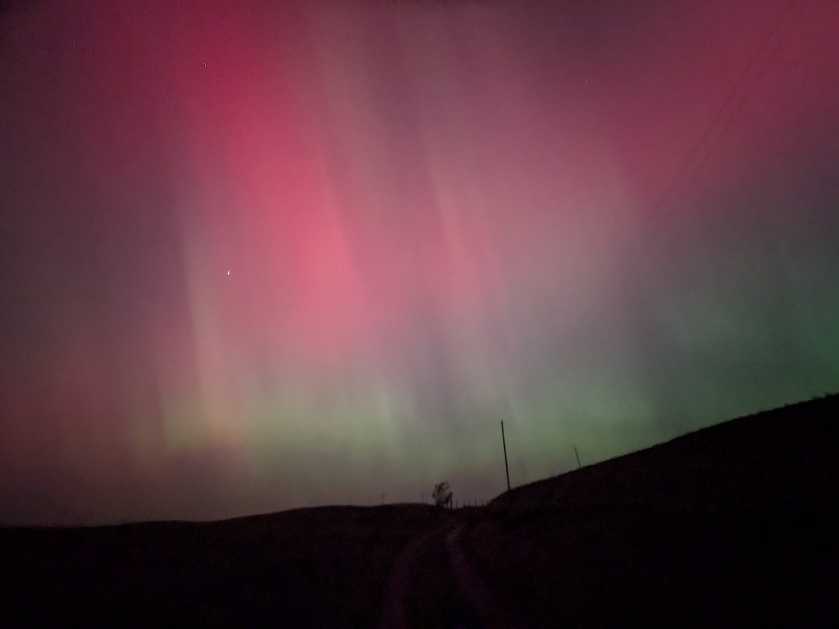 A strange &amp; remarkable night with the #Aurora over mid Wales. My son pulled me out of bed at 12.30 to go &amp; see them again..

Visible with our own eyes &amp; pulsating &amp; changing every few minutes - just incredible. How were phenomena like this &amp; rainbows viewed in past times?