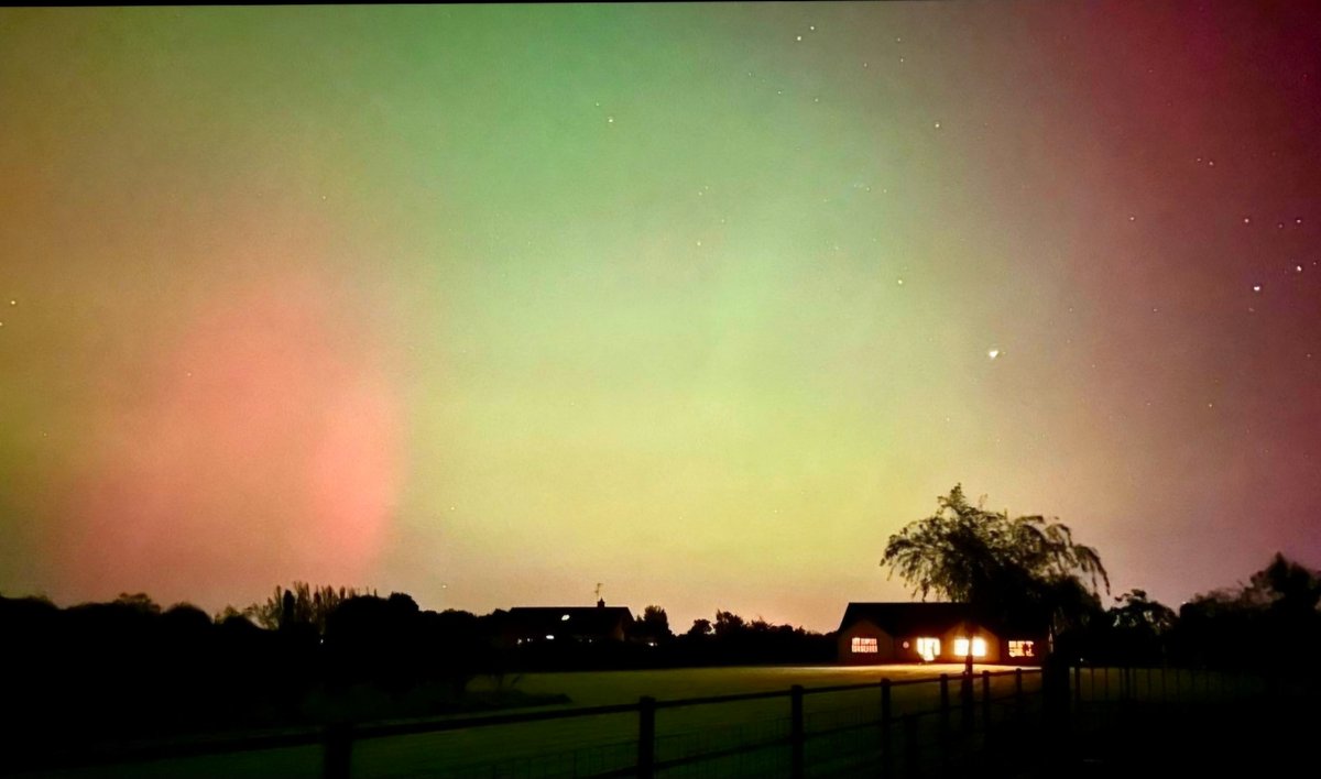 Maura11030229's tweet photo. Aurora last night. Even with the lights from the house, it was still visible. Nature is incredible. (Phone photos) https://t.co/KawsncxBHR