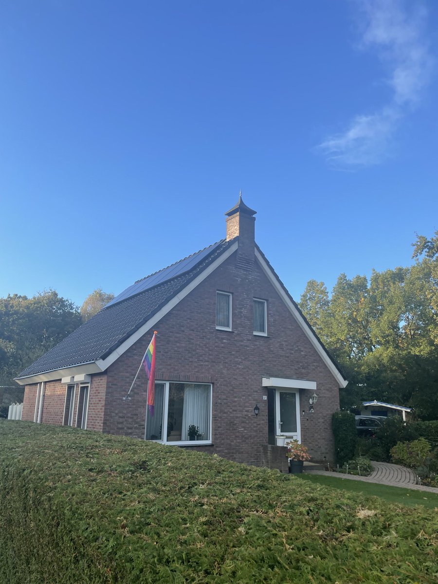 Natuurlijk hangt de regenboogvlag ook bij mij. Het is Coming Out Day! Om 10.00 uur vieren we dat bij het gemeentehuis Sellingen! Komen jullie ook? #lhbti #westerwolde