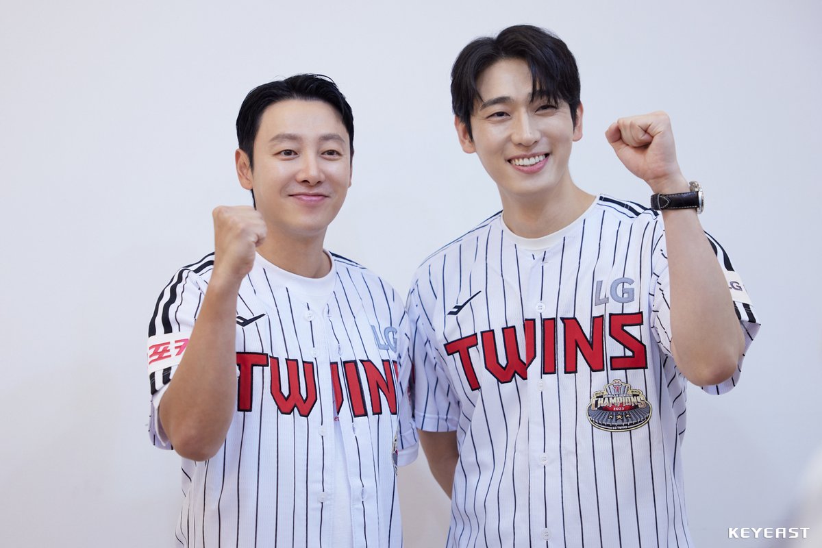 [#김동욱 - POST]
오늘의 4번 타자! 김.동.욱!
지난달 21일 김동욱 배우가 LG트윈스 경기에 시타자로 나서 응원했습니다.
naver.me/5MVHkF5M
오늘의 승리를 응원하는 마음을 담아! 
키동이 비하인드 마음껏 풀어요
#KimDongWook #LG트윈스 #김동욱시타 #강매강