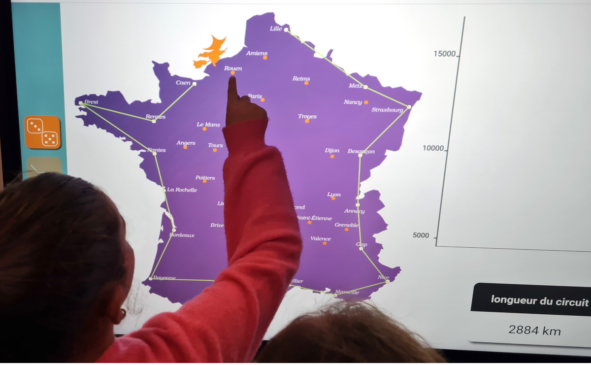 Le problème du voyageur de commerce est l'un des thèmes abordés sur notre stand au Village des Sciences de <a href="/univrouen/">Université de Rouen Normandie</a> : quel est le plus court chemin visitant toutes les villes dans une liste et revenant au point de départ ?
<a href="/FDS_Normandie/">Fête de la Science Normandie</a>