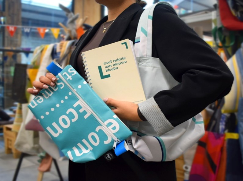 ♻ Oude huisstijl in een #duurzaam tasje! Wat doe je met oude producten bij een nieuwe huisstijl? Studenten en medewerkers bedachten de oplossing: #upcyclen. Van oude banners, vlaggen en briefpapier worden ‘nieuwe’ etuis, tasjes en notitieblokken gemaakt👉bit.ly/404qEgP