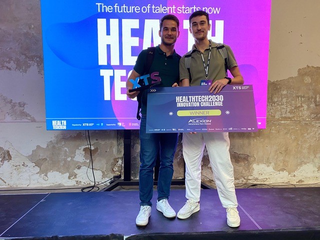 irbcatsud's tweet photo. 💪💙 🔝👏Els investigadors #IISPV @universitatURV Alberto Puscasu i Dídac Roda (📷esquerra i dreta), del Grup de Recerca en Toxicologia i Metabolòmica Ambiental @NoeliaRamz, guanyen el #Innovation Challenge (iniciativa d'@AlexionPharma, una divisió @AstraZeneca #malaltiesrares) https://t.co/szZSbKhctb
