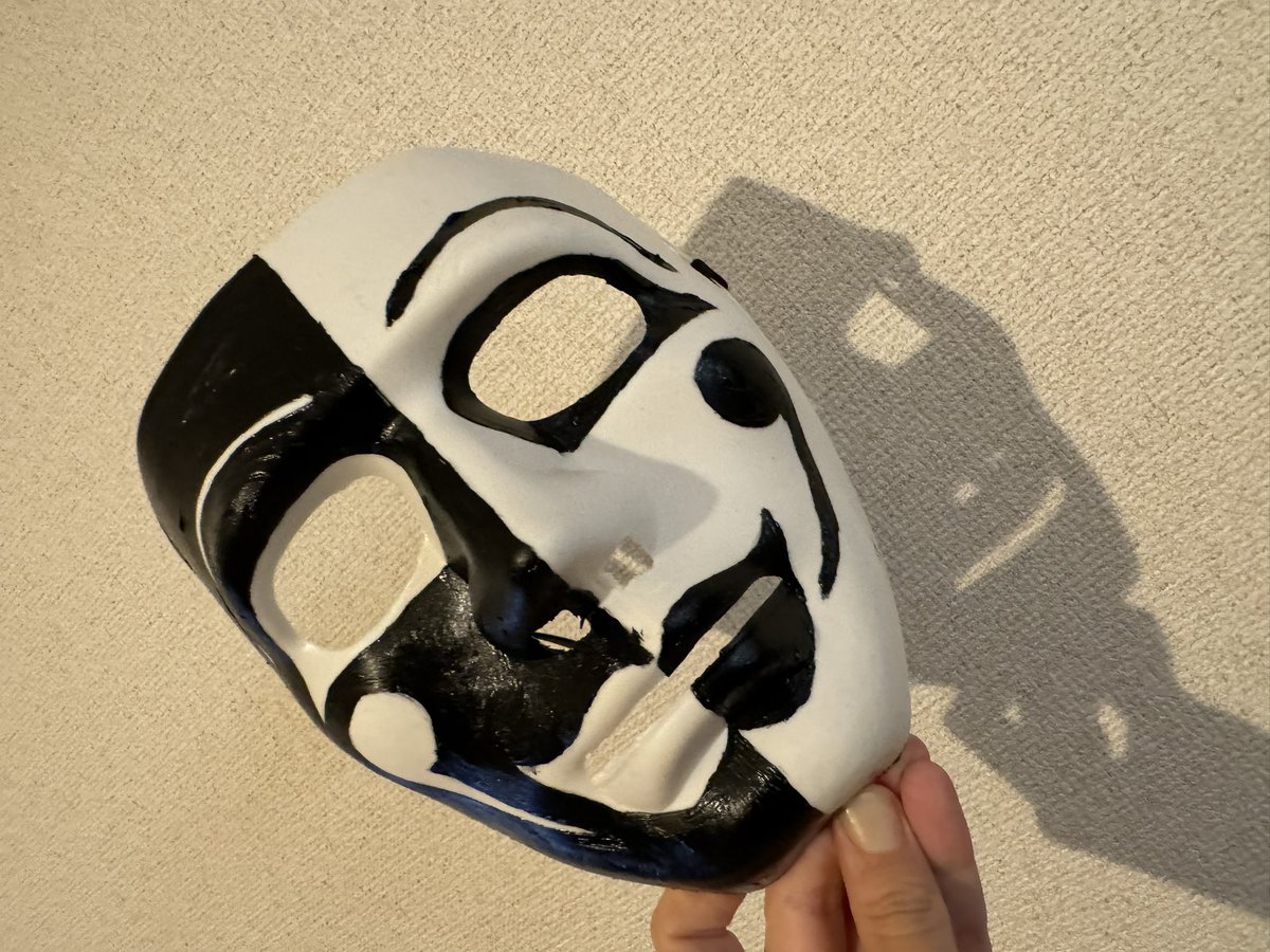 EfficientTimes's tweet photo. ハロウィン手作り🎃👻
マスク欲しいと思ったが友達が作ればいいと言ったから…チャレンジしてみた
完璧ではなく、明日までも乾かさないけど幕張まではいいかも〜
#HYDE
#HIDEINSIDE
#LASTSONG https://t.co/j3EO9QrMkB