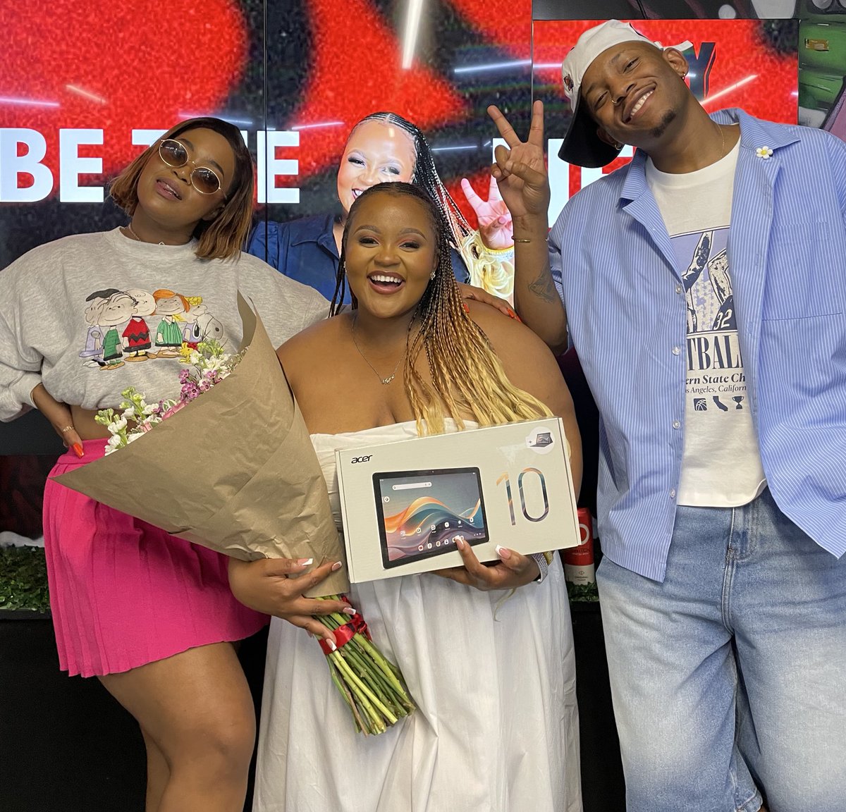 POV: #TheLunchLeague just became your colleagues! 

<a href="/KarenMthethwa/">Karen Mthethwa</a> is hanging out with <a href="/YvetteFloss/">uFlozza Bhozaaaaaa</a> and <a href="/FreshByCaddy/">CADDY</a> as the newest member of the Y team! 

#SwitchBeTheNextS3 <a href="/_Switch_energy/">Switch Energy Drink</a>