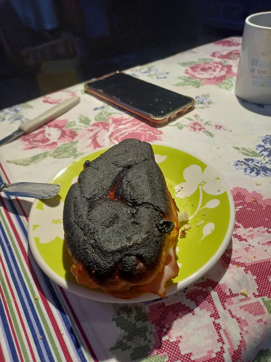 O que te fere, te faz criar casca 

O cacetinho me olhando as 7:12 da manhã e recusando meu coach