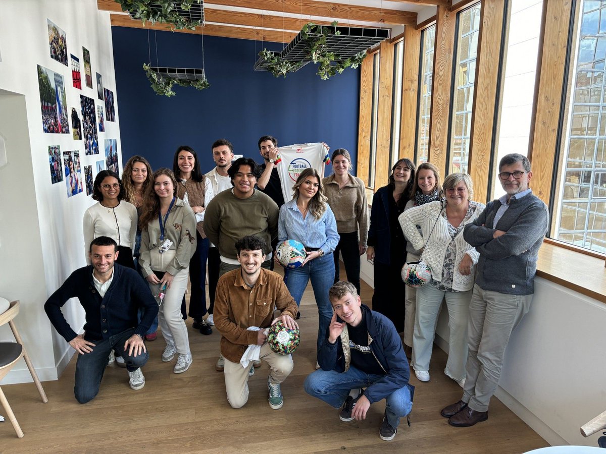 La semaine dernière, notre équipe est intervenue au siège de la <a href="/FFF/">FFF</a> pour animer un atelier de la Fresque Écologique du Football.
De nouvelles actions sont déjà prévues aux côtés de la FFF pour poursuivre nos efforts communs vers un football plus respectueux de l’environnement