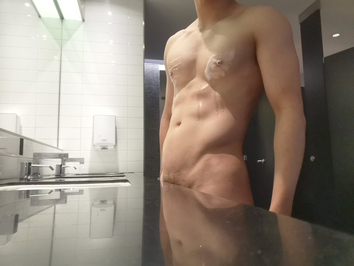 FitGeek7's tweet photo. The sink top is so reflective for a good stroke. https://t.co/TdY1ohVbbf