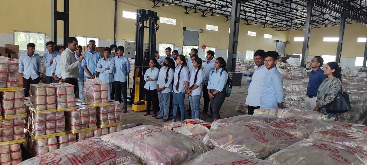 MIT_Updates's tweet image. Our students of MIT College of Food Technology had the opportunity to visit Zarikar Spices in Zari, Parbhani. 
#MIT_CSN #MITCFT #SpiceProcessing #QualityControl #FoodTechnology #ZarikarSpices #FieldVisit