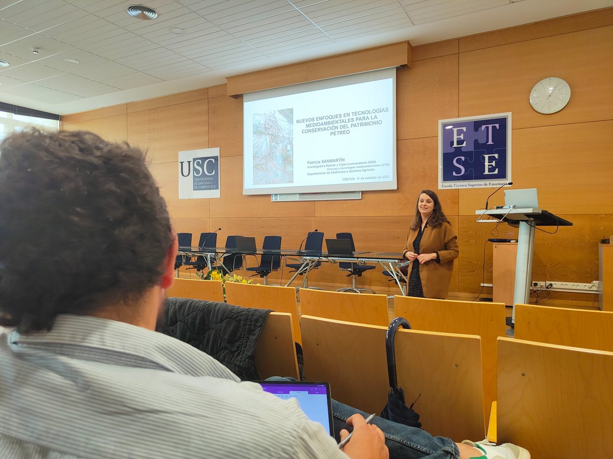 cretus_usc's tweet photo. Grazas #PatriciaSanmartín por presentarnos con tanta paixón as liñas de traballo e proxectos que facedes na conservación de patrimonio construído. Seminario de investigación #CRETUS @gemap_usc @BIOXENproject  @uni https://t.co/ZNPj6q3WCq