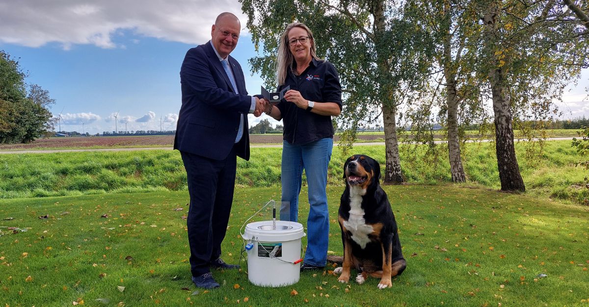 Provincie Flevoland (@flevonieuws) on Twitter photo Vandaag namen 3 #Flevolanders hun Waarde-Ring in ontvangst. Van harte gefeliciteerd stadsgids Jan van Urk en akkerbouwers Karin Bergmans - Elshof en Krijn Verhage! ๐ De Waarde-Ring is in meerdere provincies uitgereikt en een initiatief van <a href="/WeekvanOnsEten/">De Week van Ons Eten</a>. Vandaag namen 3 #Flevolanders hun Waarde-Ring in ontvangst. Van harte gefeliciteerd stadsgids Jan van Urk en akkerbouwers Karin Bergmans - Elshof en Krijn Verhage! ๐ De Waarde-Ring is in meerdere provincies uitgereikt en een initiatief van <a href="/WeekvanOnsEten/">De Week van Ons Eten</a>.
