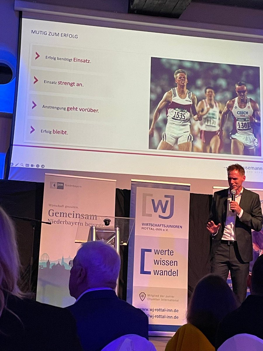 coc_ag's tweet image. Ein toller Abend bei den #Wirtschaftsjunioren Rottal-Inn mit spannenden Vorträgen unter anderem von Frank Busemann "Die Zehnkampftaktik - Erfolg ist planbar!
Ziele erreichen. Rückschläge meistern
Tipps für Beruf &amp;amp; Lebensalltag
#sponsoring #ITServiceProvider #ManagedServices