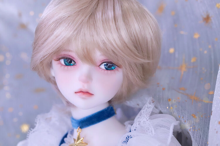 DOLKSTATION's tweet photo. 【DOLK×LINA CHOUCHOU】👼７体限定👼

天使の『Therese』がコラボ限定ドールとして再登場！

➡https://t.co/jzK7xHvn6b

人気メイク作家Taira氏による限定メイクと、ドレス作家Sleeping Forestによる夢見る天使のようなお洋服がThereseの透明感を極限まで高めています。

どうぞお見逃しなく！ https://t.co/f6Zo7pLnwr