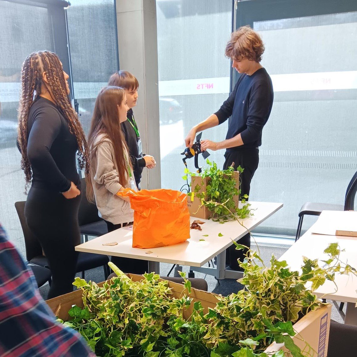 SNAaspireap's tweet image. Creating our films with live giant snails was an incredible experience! 🐌🎥 The students had full access to all the studio equipment, making it even more special. Huge thanks to @NFTSFilmTV  🙌
 #StudentProjects #StudioLife  #FilmMaking #CreativeLearning #ThisisAP 🎬