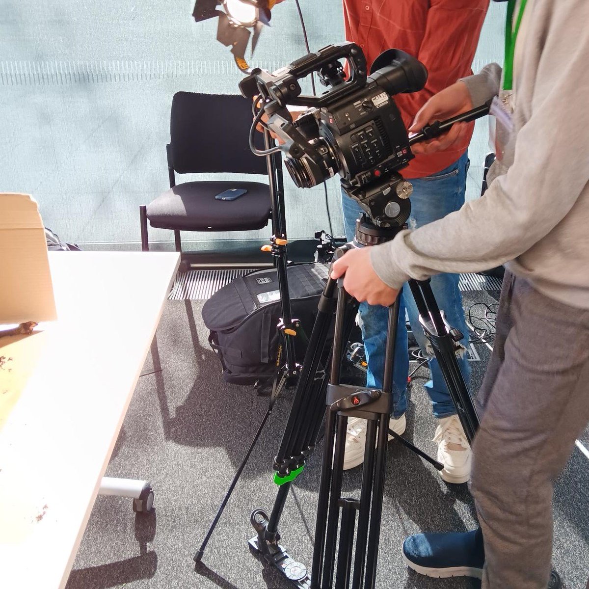 SNAaspireap's tweet image. Creating our films with live giant snails was an incredible experience! 🐌🎥 The students had full access to all the studio equipment, making it even more special. Huge thanks to @NFTSFilmTV  🙌
 #StudentProjects #StudioLife  #FilmMaking #CreativeLearning #ThisisAP 🎬