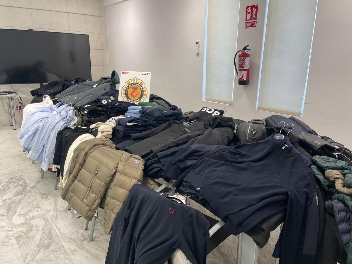 🚔Detenim amb <a href="/mossos/">Mossos</a> a 4 persones presumptament autores d'un delicte de robatori amb força a un establiment de Terrassa per un valor de gairebé 40.000€

ℹ️Els fets han tingut lloc de matinada i, després d'una persecució, els hem interceptat: 7 agents han resultat ferits