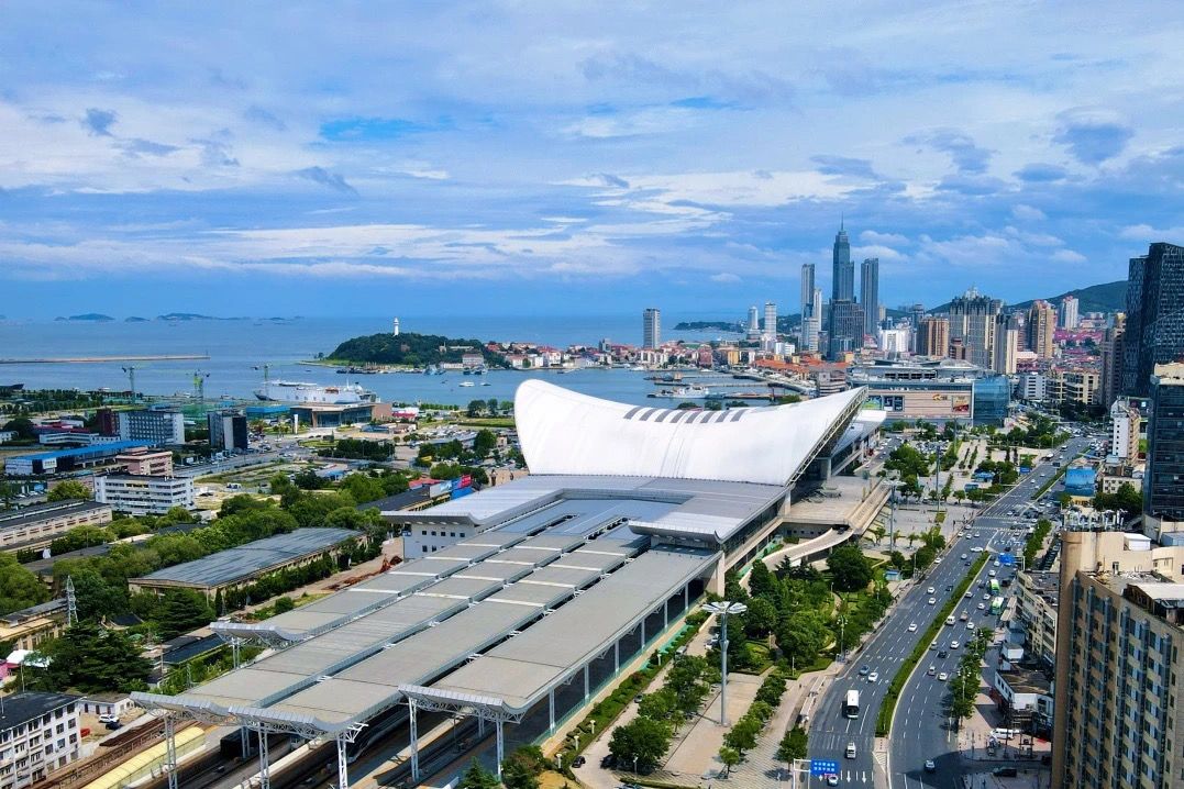 ChinaRailways's tweet image. Yantai Railway Station is dubbed the "most sea-flavored" railway station! Just under a kilometer from the coastline, you can see the ocean right from the platform. Take the high-speed train to Yantai and enjoy some delicious seafood! #ChinaRailway #RailwayTime