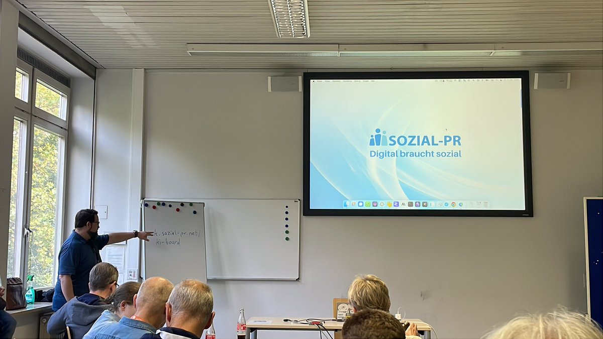 #ki-Tools offline nutzen ist auch nachhaltig: ChatGPT braucht für 10 Anfragen 0,5 Liter Kühlwasser, sagt Christian Müller beim #cosca24