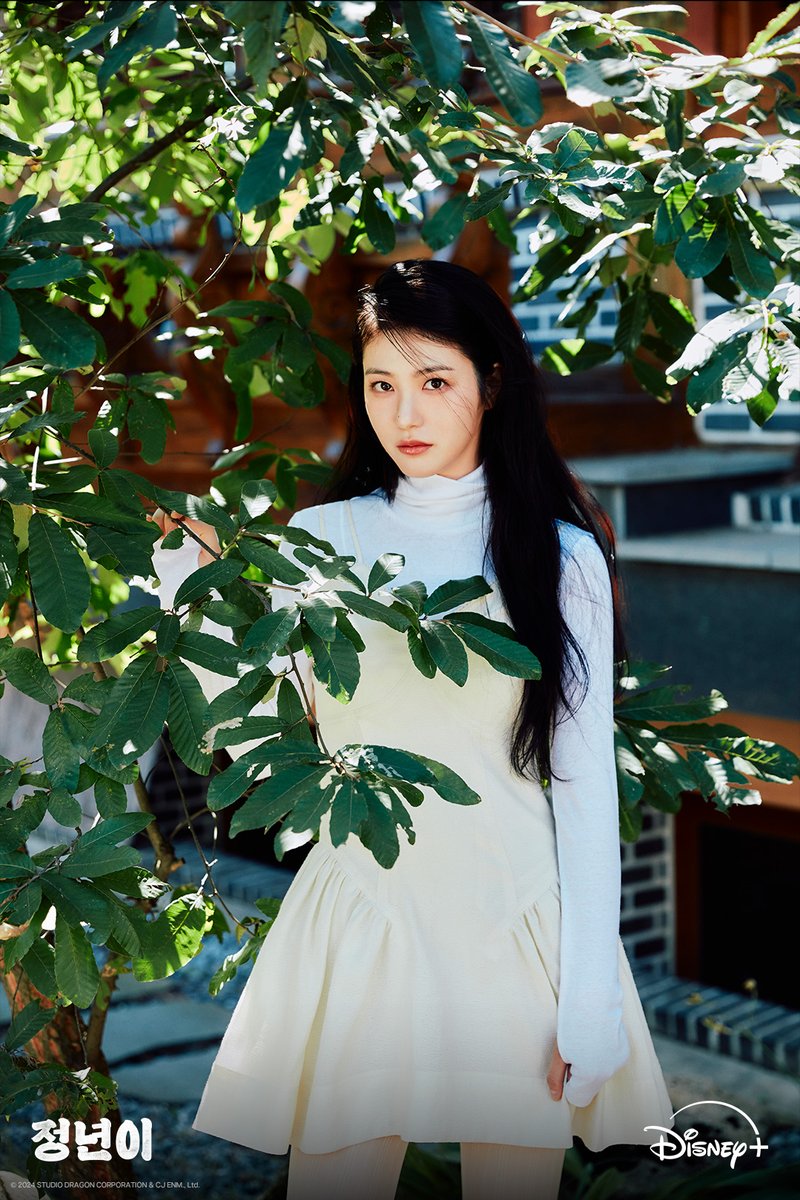 DisneyPlusKR's tweet photo. 별천지 속 소리가 전부인 주인공들의 
색다른 매력을 공개합니다. 
 
눈부신 그녀들의 찬란한 여정, <정년이> 
오늘부터 매주 토일 밤 디즈니+에서! 

#정년이 #Jeongnyeon_TheStarisBorn
#디즈니플러스 #DisneyPlusKR
#김태리 #신예은 #라미란 #정은채 https://t.co/HszqsaaGn5