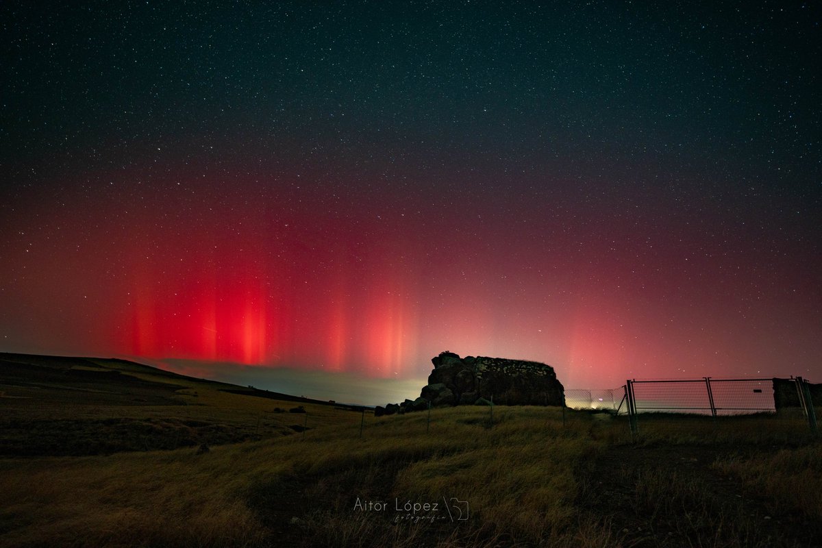 aitortxu_bn's tweet photo. El espectáculo de las auroras boreales de anoche desde el castillo de Ciruela, Ciudad Real 

@meteocr @wikiCR @dmiguelturra @aquilatierratve @tiempobrasero https://t.co/FZfPyWWhjt