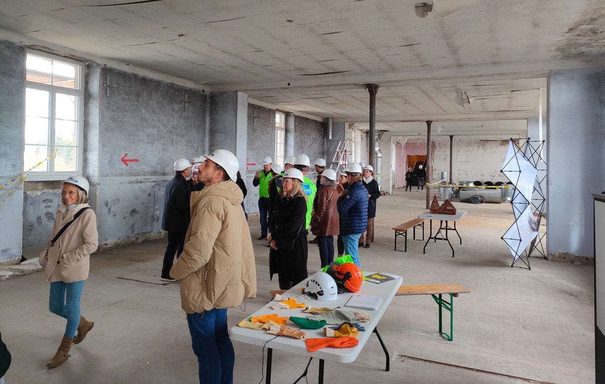 Opération nationale « Les Coulisses du Bâtiment », avec la Fédération du BTP de Haute-Saône à l’école du Bld Richet à Luxeuil-les-Bains.
Ce sont près de 300 élèves (écoles, collège et lycée) qui sont venus découvrir les métiers du bâtiment. <a href="/PhDestable/">Philippe Destable</a>  <a href="/DSDEN70/">DSDEN de la Haute-Saône</a>  <a href="/DelphineRaba/">Delphine Raba</a>