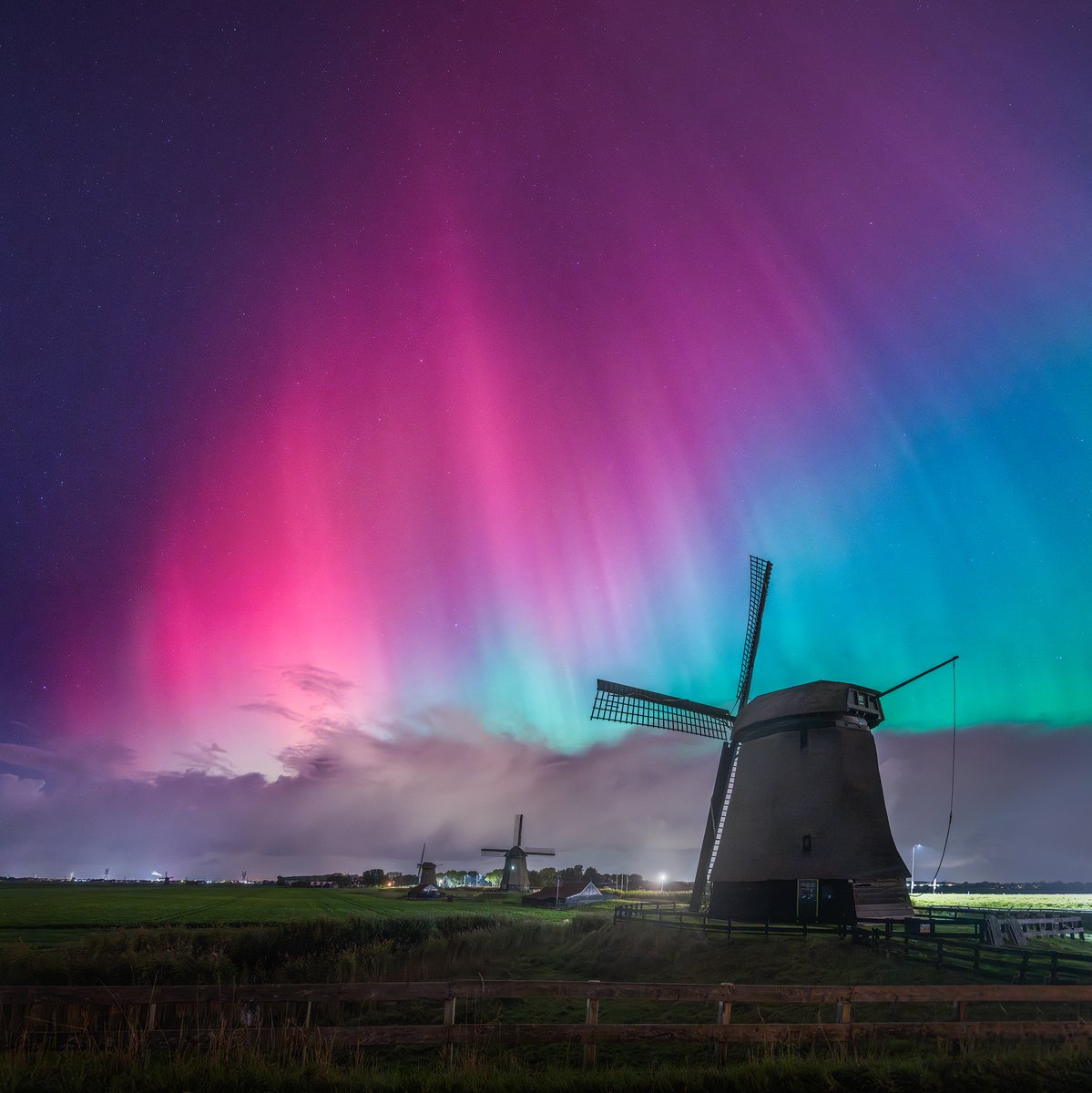 Wow wow wow! Last night we experienced another absolutely crazy aurora display. Rain showers passing Schermerhorn, with dancing pillars and curtains on top. I couldn't believe what I was seeing. I thought the aurora of 10 may was a once in a lifetime event. I was wrong.