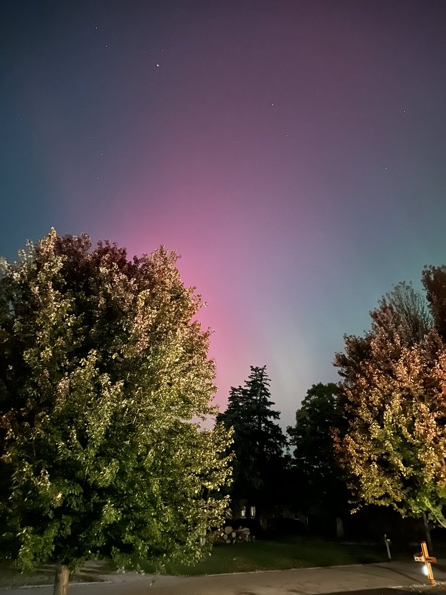 booooyd's tweet photo. Last nights #aurora https://t.co/2gdbLOe3pF