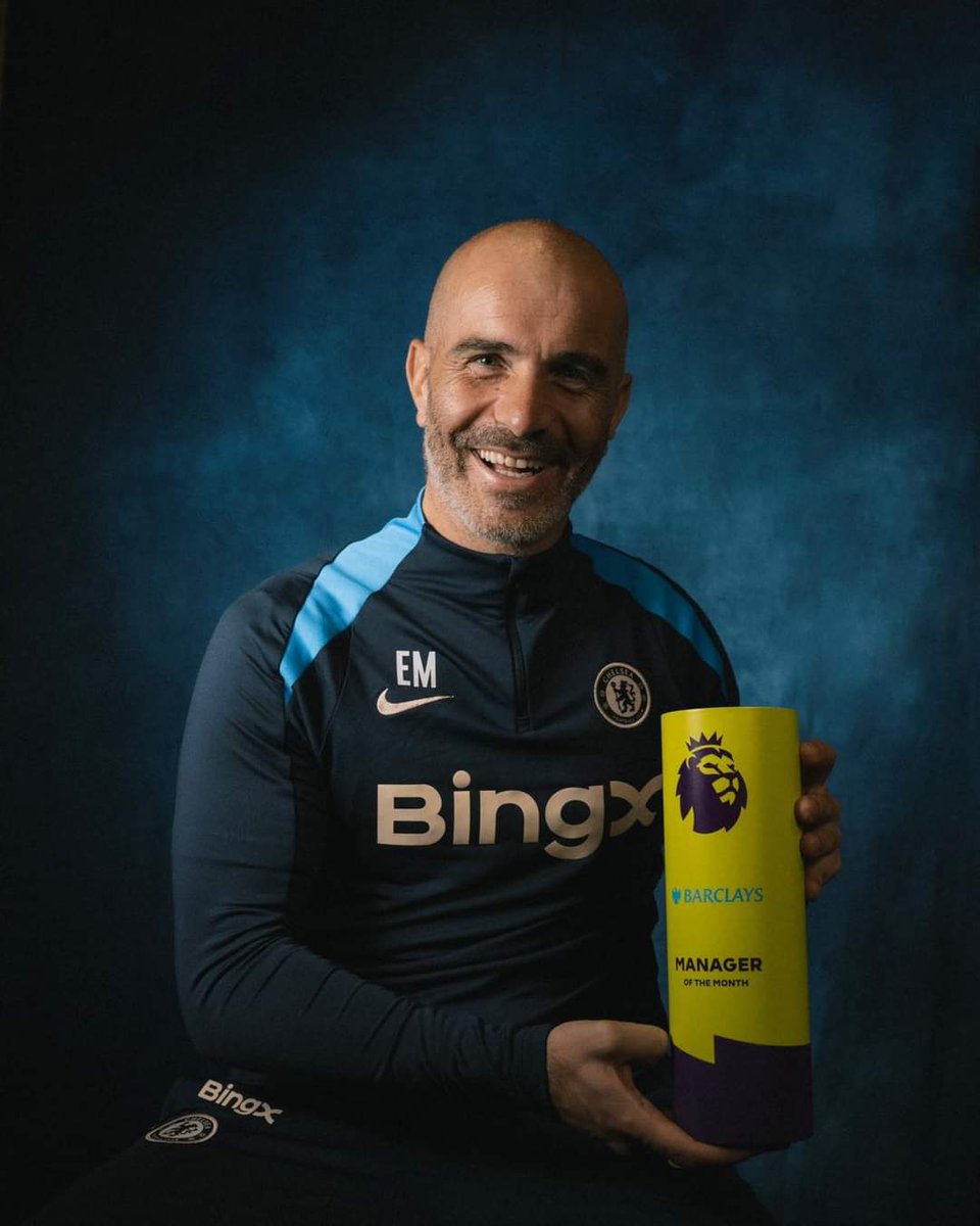 PidginFabrizo's tweet photo. Enzo Maresca dey pose with Premier League Manager of the Month Award for the first time for him career! 🤩💙
#EnzoMaresca #PLManagerOfTheMonth #PremierLeague #FootballAwards #FirstTimeWin https://t.co/h0d9zFvfk2