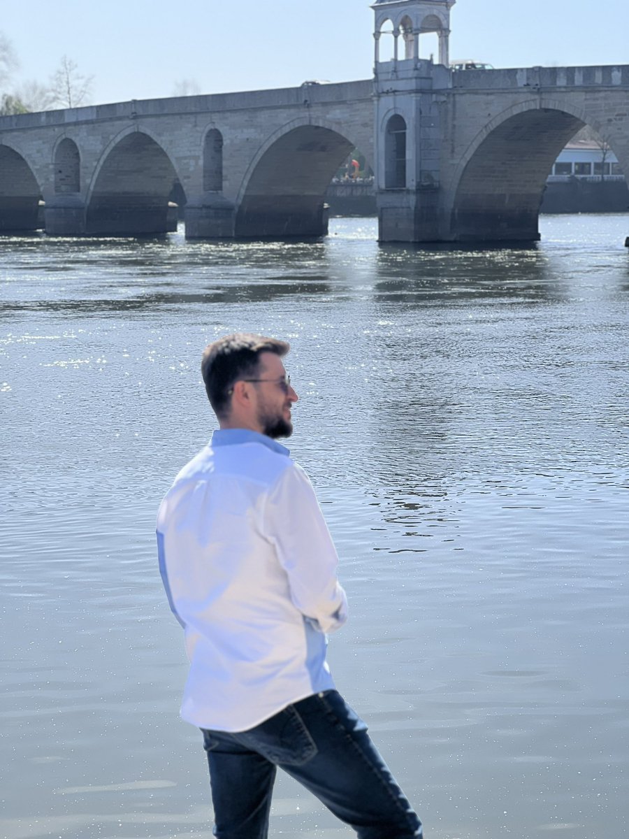 Ne Diyor Şair;

39 Yaş Gençliğin Yaşlılığı
40 Yaş Yaşlılığın Gençliği

İki Arada Bir Yerdeyim 
YAŞ 40