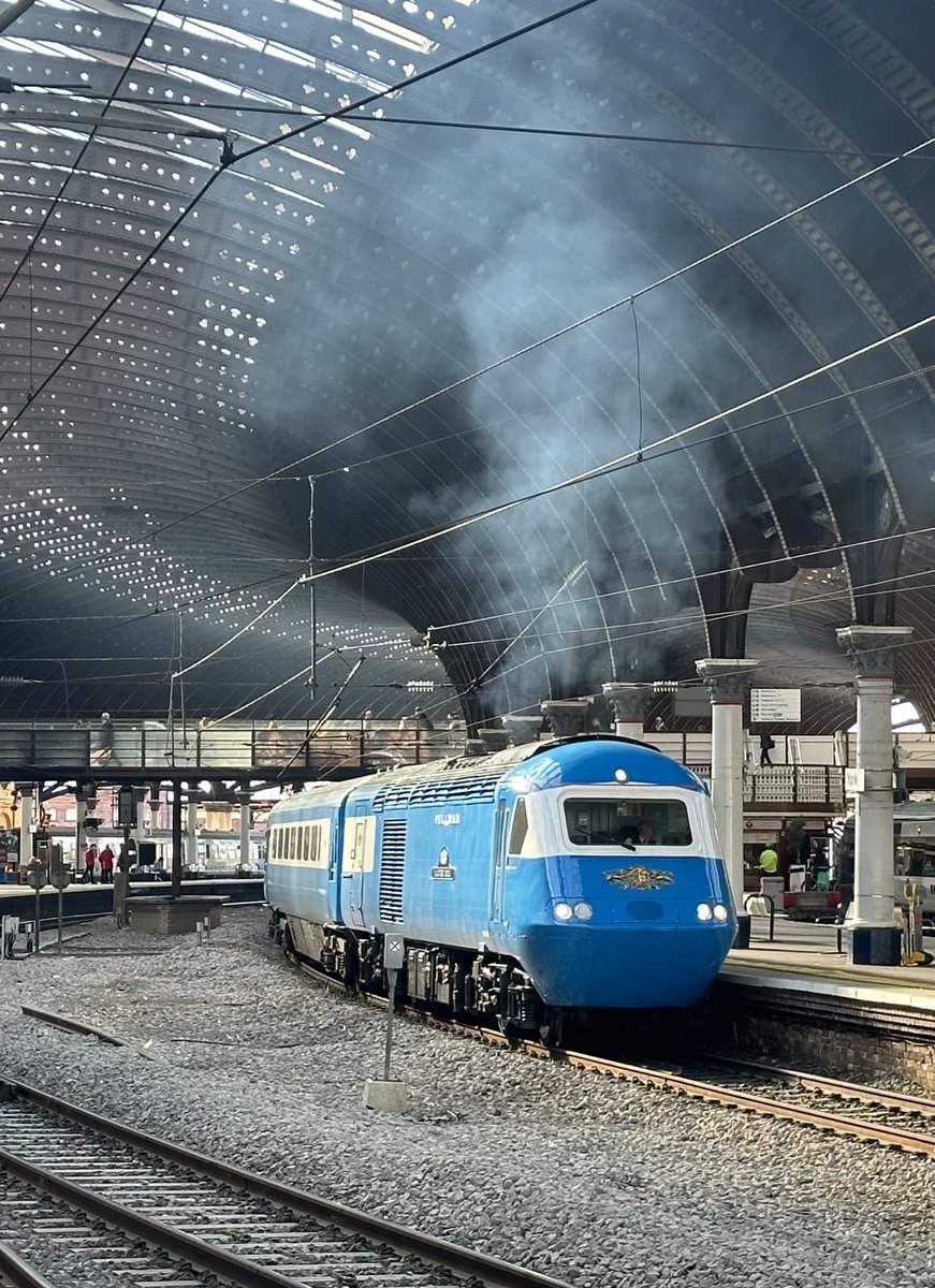 Hello power car 58, idling under the York roof St Albans to Fort William LSL  West Highland Pullman charter train.
The rear end shoving is 43050 … hmm that exhaust is clear.
#york #westhighlandpullman #hst #paxmanvalenta #finedining #fortwilliam