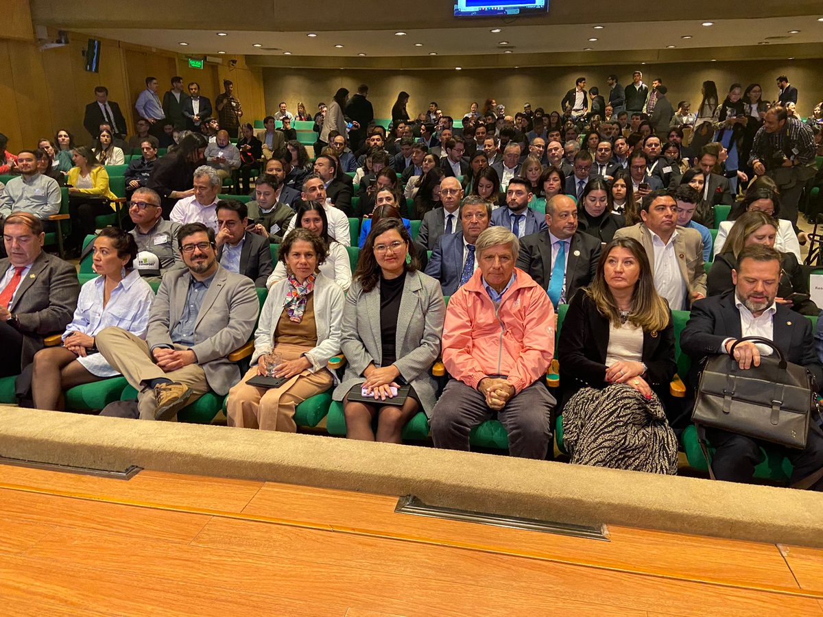 🌱👏 ¡Santiago 2023 hace historia! La Corporación recibió dos galardones de #HuellaChile por cuantificar y neutralizar sus emisiones de gases de efecto invernadero. ¡El primer evento deportivo 100% carbono neutral en Chile! #Santiago2023 #Sustentabilidad