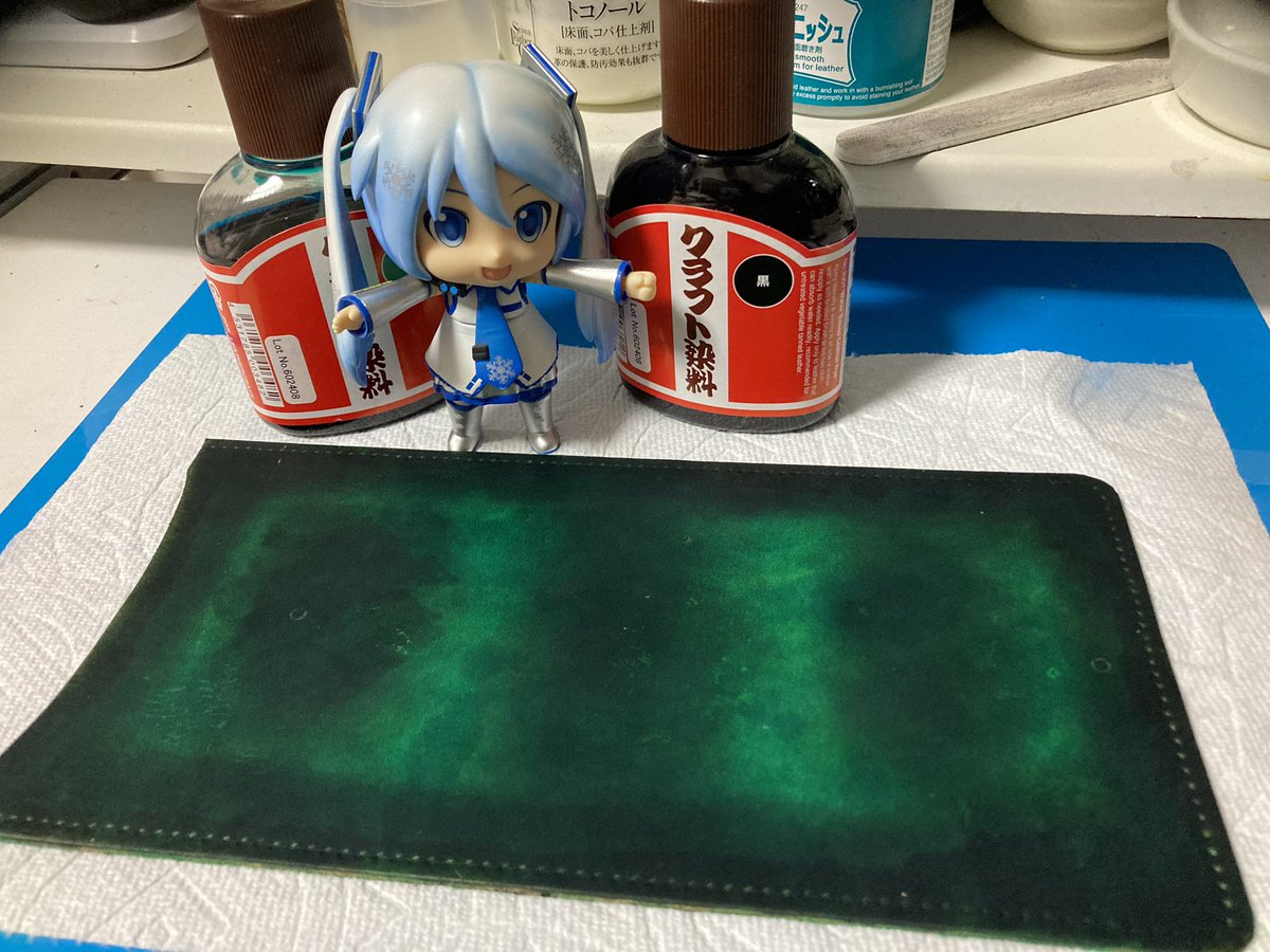 take22367's tweet photo. 初音ミク
ひとりレザークラフト部
ナチュラルのヌメ革が
染色してこうなるダヨー
乾燥後にグレージングし
磨きをかけコーティングしたら表面の完成ダヨー
グリーン系は初の染色だけど、なかなかイイ色合いダヨー https://t.co/xGa62yqDkO