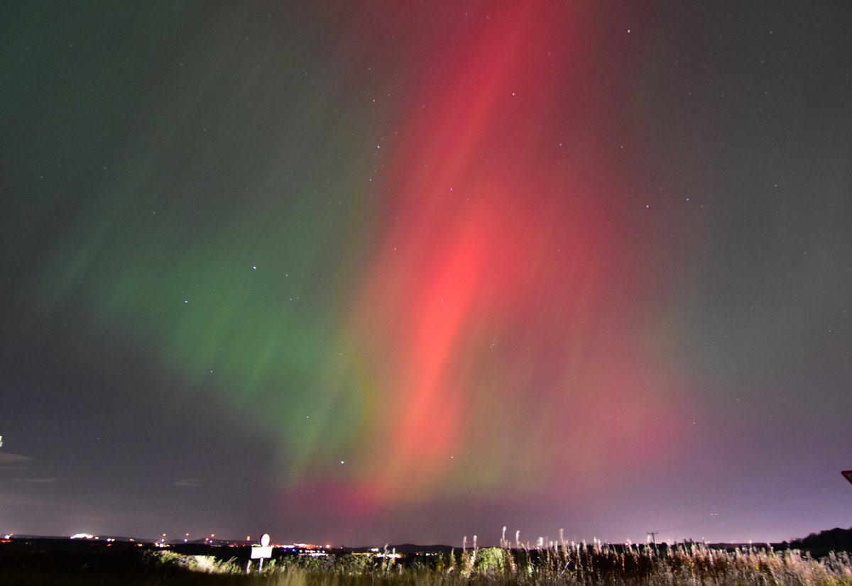 My first proper attempts at aurora photography, and what a night it was too! The colours were so bright and very clear to the naked eye. I've never seen a sky like this before, and it was such an absolute joy to experience something like this! 😍😍😍