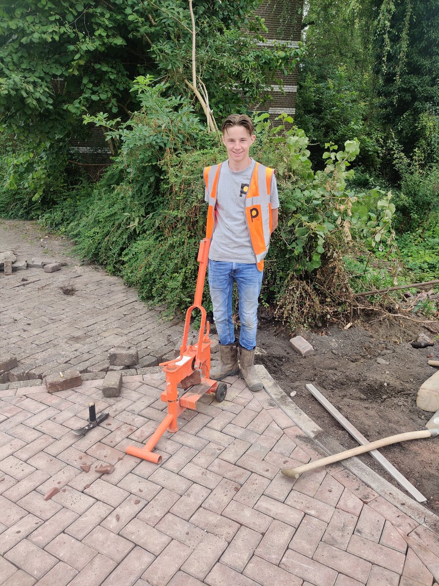 Vakmensen voor nu en voor de toekomst 💜💚
Dit verhaal van Sam raakt precies de kern van Houten On Stage: lnkd.in/eU8MBCEt
#vmbo #vmbodoetertoe #beroepenfeest #kansen #beroepen #duurzaamnetwerk #lokaalnetwerk #ondernamenmagazine #ondernamen