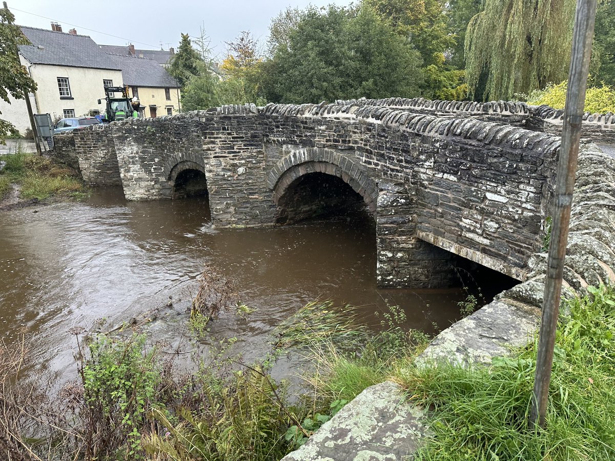 ENortonHistory's tweet photo. Clun Bridge in Shropshire, a stone packhorse bridge which dates to 1450 and still carries the A488, something that causes traffic issues… #clunbridge #clun #medieval #medievalbridge https://t.co/xCajTBg8JT