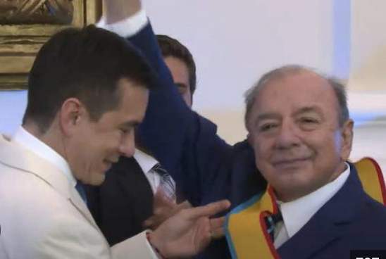 JorgeGestoso's tweet photo. Alvaro Noboa considerado el hombre que debe más impuestos en 🇪🇨 Ecuador -más de $100 millones de dólares- fue condecorado por su hijo el presidente Daniel Noboa por «su servicio a la comunidad ecuatoriana y al país con desinterés y eficacia» https://t.co/cvIgvHTsQZ
