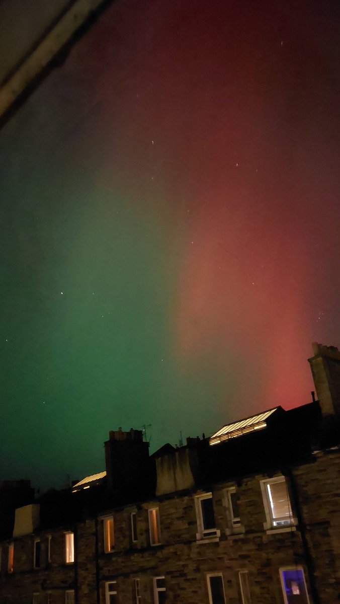 alistondesigns's tweet photo. Okay so last night was the coolest night ever, never did I expect to see the Northern lights dancing about the sky in Leith!! Gorgeous!!! It was so visible to the naked eye, felt so lucky 🥹🩷 https://t.co/eLw2QKrA9o