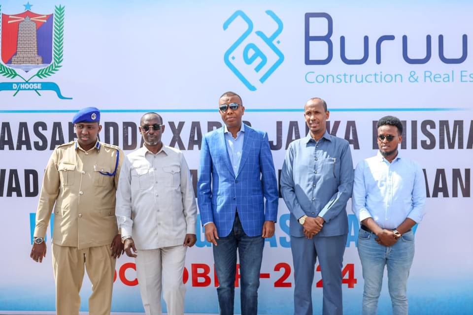 sntvnews1's tweet photo. On Friday, Prime Minister @HamzaAbdiBarre inaugurated a newly constructed road in #Mogadishu’s #Garasbaley neighborhood and also laid the foundation stone for the construction of a new road in #Howlwadag district. https://t.co/o90hmZKTPg